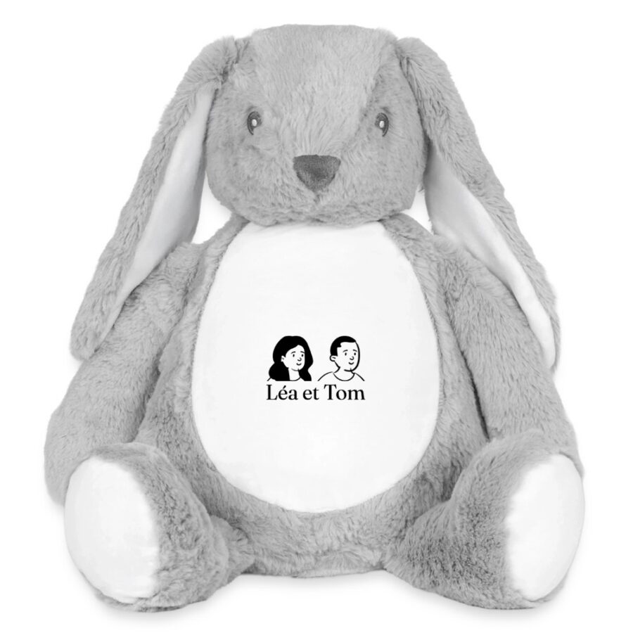 Grande peluche lapin personnalisée, coloris white grey, posée sur un panier