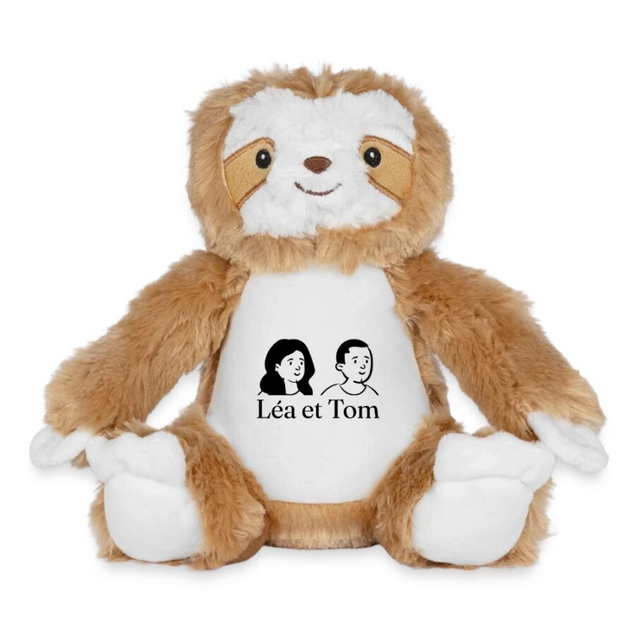 Peluche paresseux personnalisée, coloris blanc marron, posée sur un panier